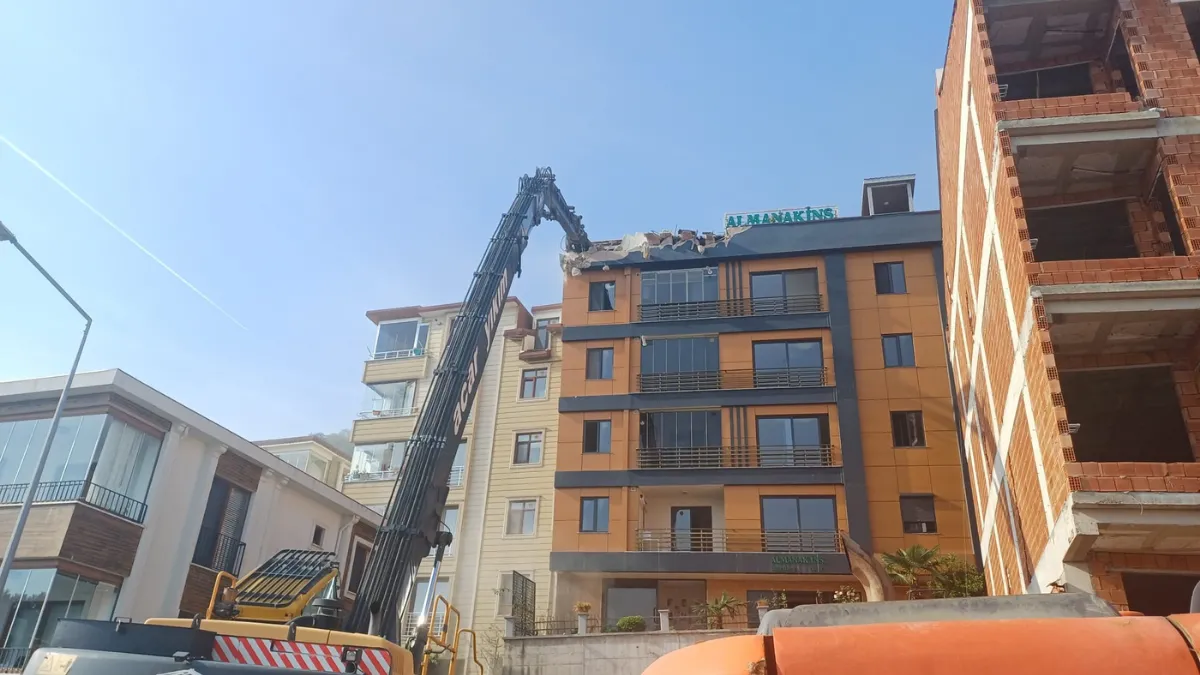 Ordu'da temel kazısı sırasında hasar oluşan binanın yıkımına başlandı