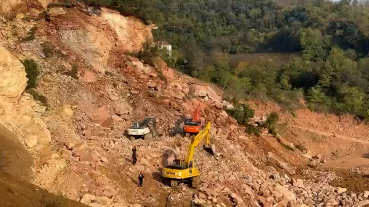 Göçük altında kalan kamyon şoförü için arama kurtarma çalışmaları durduruldu
