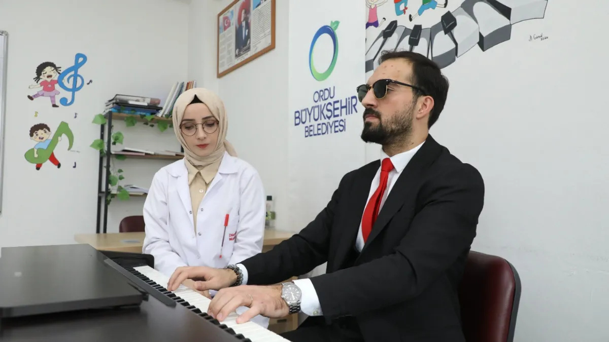 Görmeyen gözlerle değil, hisseden kalple çalıyor