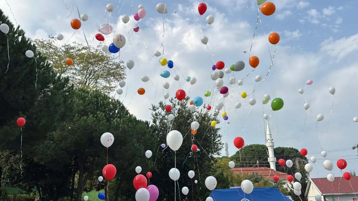Lösemiyi yenen Mirza için yüzlerce balon uçuruldu
