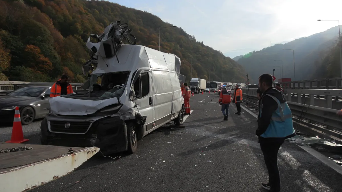 Minibüs, otoyolda TIR ile yolcu otobüsüne çarptı