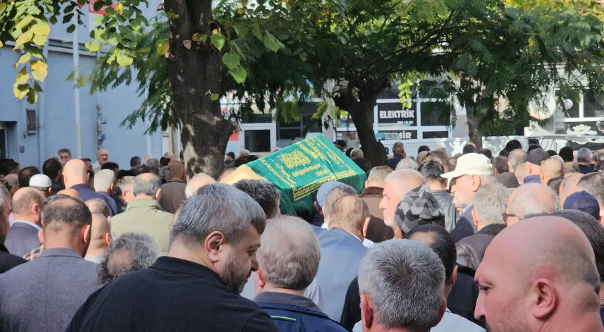 Evinde bıçaklanmış halde bulunmuştu, toprağa verildi