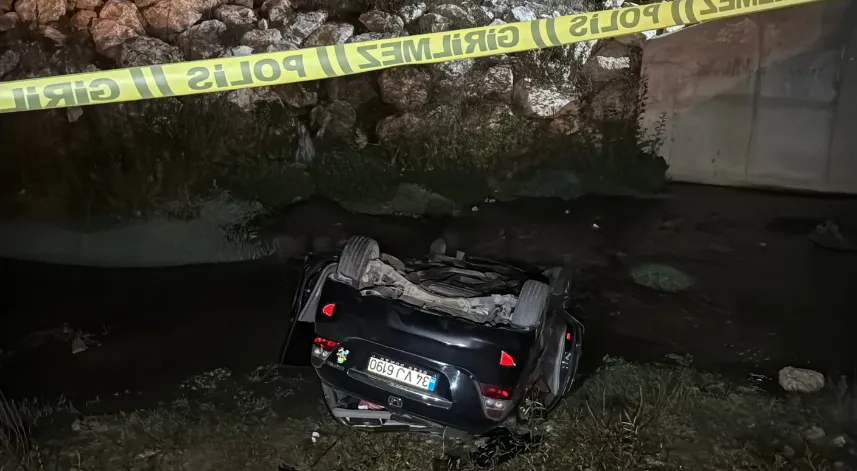 Otomobil, köprüden dereye düştü: 1 ölü, 1 yaralı