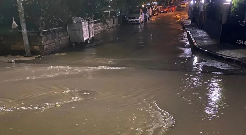 Maltepe’de sağanak sonrası sokaklar göle döndü