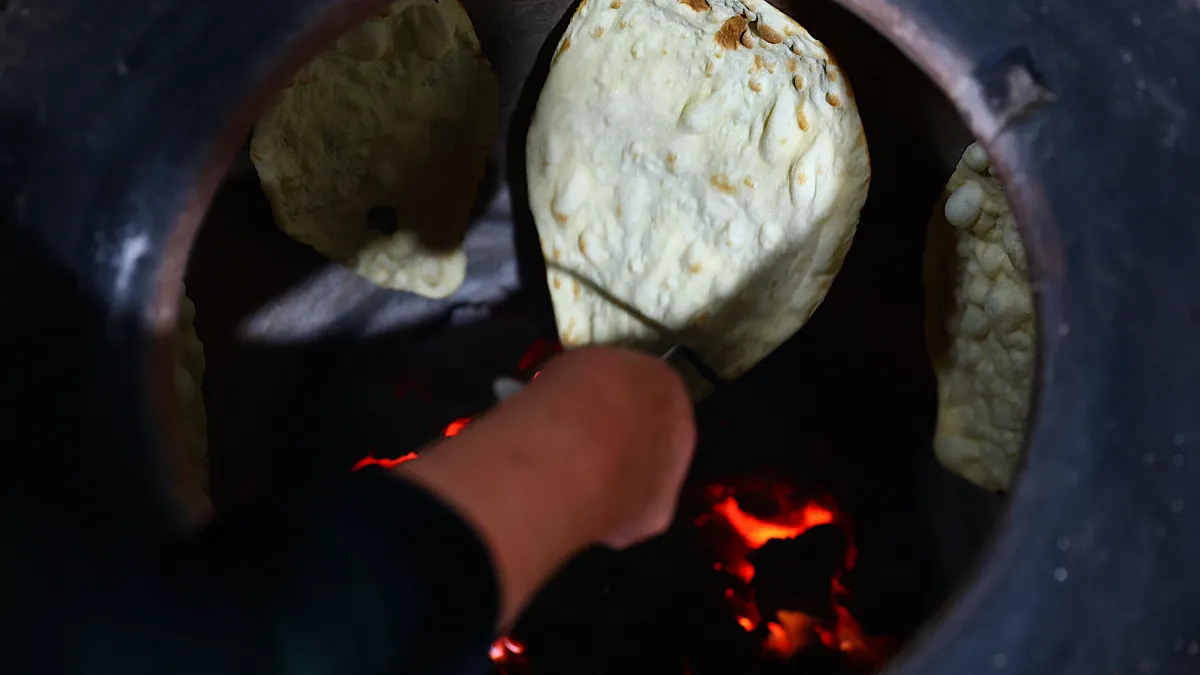 Bayburt'taki tandırlarda imece usulü ekmek pişirme geleneği sürüyor