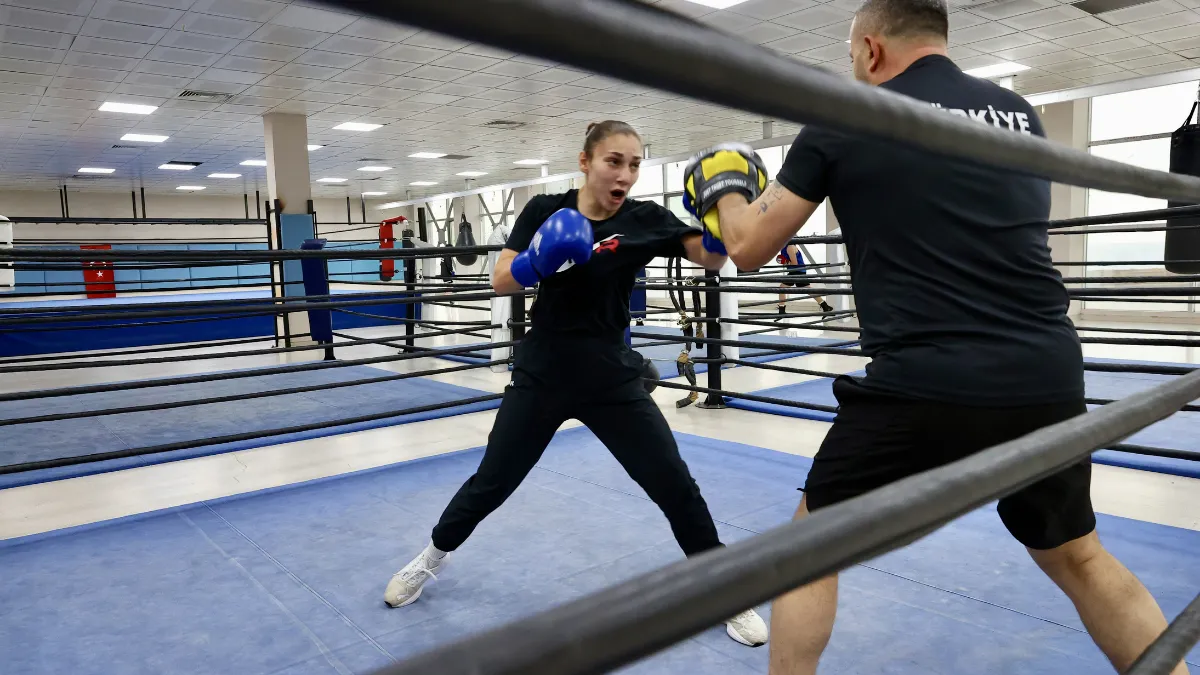 Öğretmeninin tavsiyesiyle boksa başlayan Gamze, yeni şampiyonluklar için hazırlanıyor