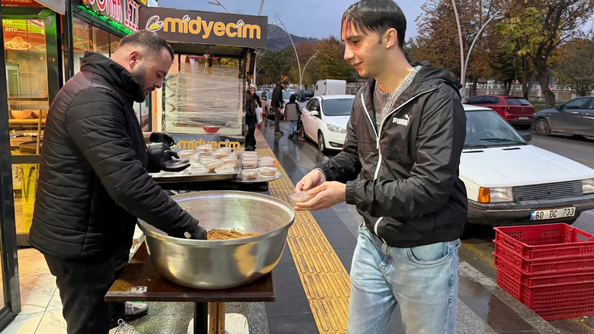 Tokat’ta şehitler için helva dağıtılıdı