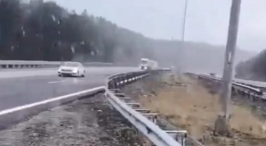 Bolu’da otoyol geçişinde kar yağdı