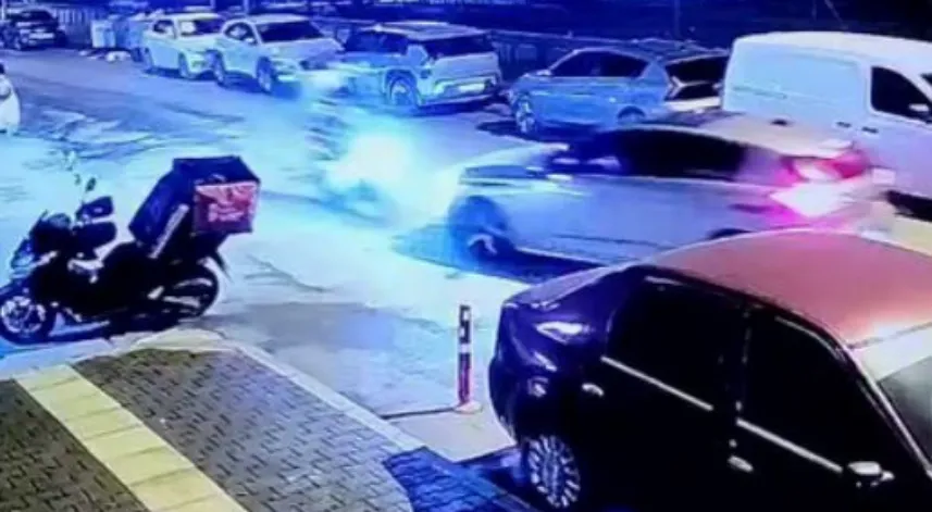 Otomobilin çarptığı motosikletin sürücüsü yaralandı