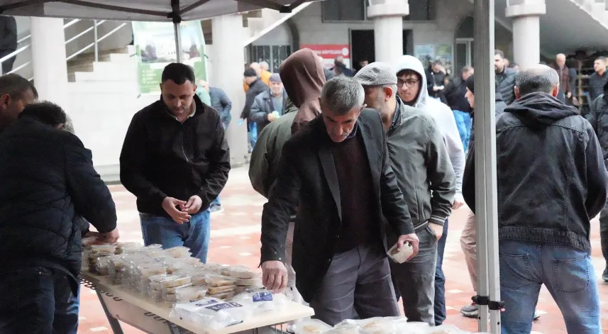 Erbaa Belediyesi şehitler için helva ikram etti