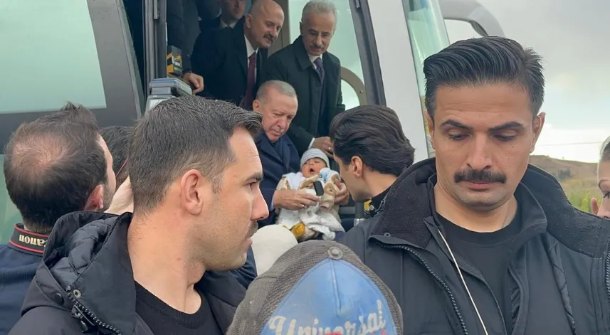 Cumhurbaşkanı Erdoğan, 4 aylık bebeği görünce konvoyu durdurdu