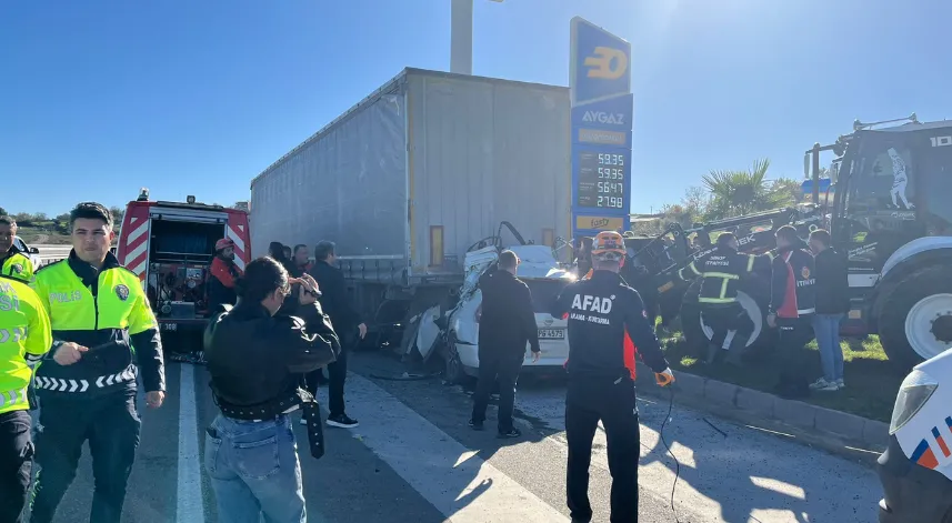 Otomobil, TIR'a arkadan çarptı; öğretmen öldü