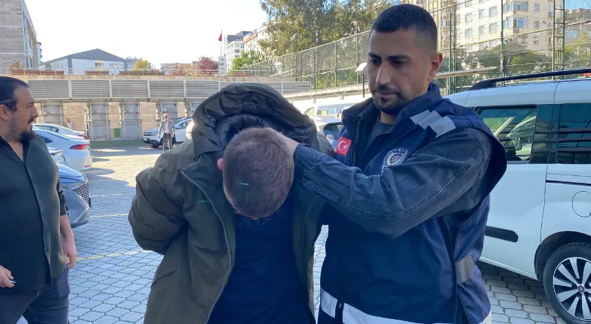 Otomobilde arkadaşını pompalı tüfekle vuran şüphelinin de aralarında olduğu 4 kişi adliyede