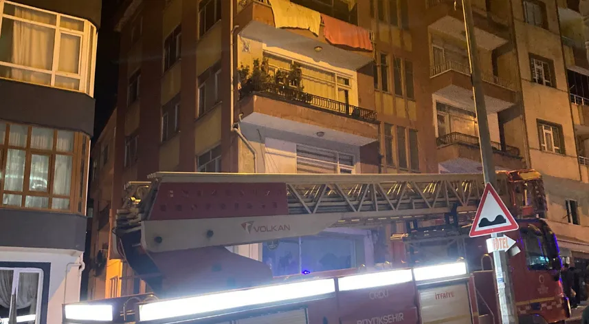 Yanan evde mahsur kalan anne ve oğlu yaralandı