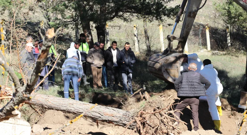 Su altında kalacak mezarlıktaki kabirler taşınıyor