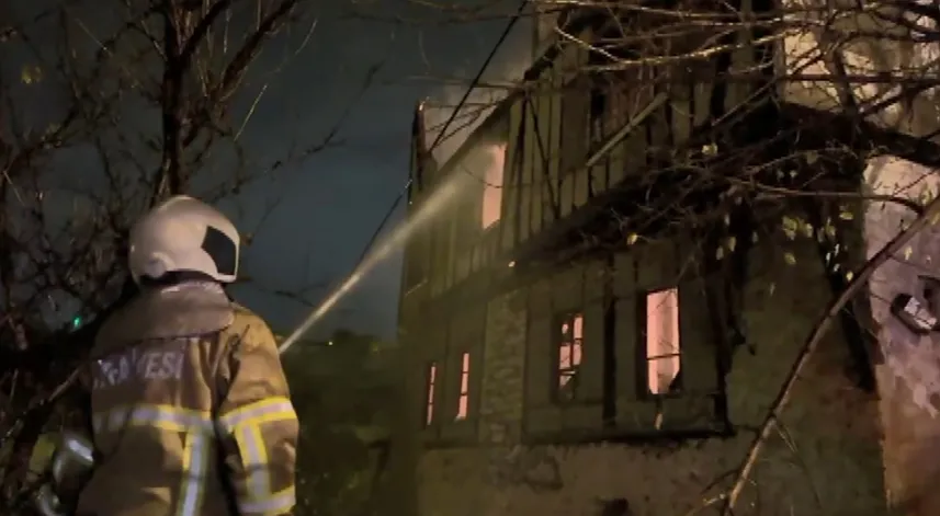 Karabük'te 3 katlı tarihi konakta yangın