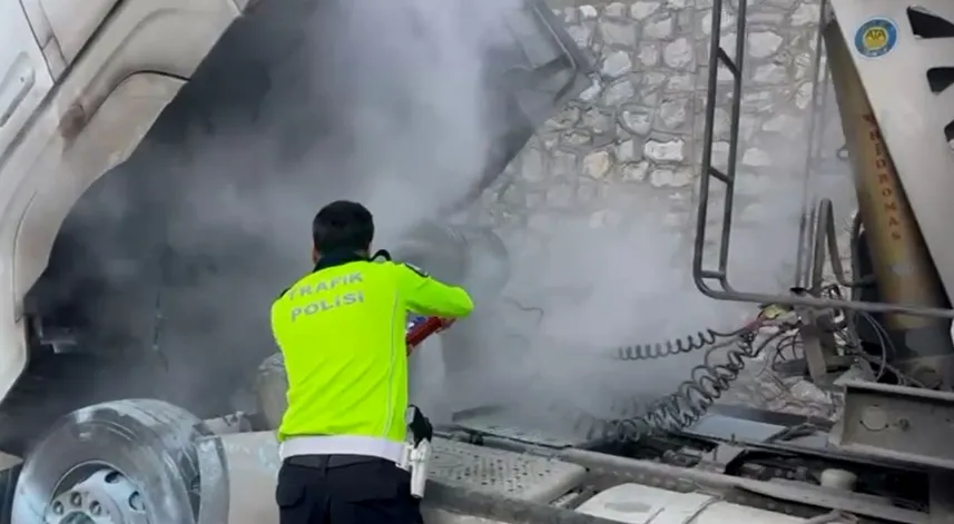 Polis, TIR'da çıkan yangına müdahale etti