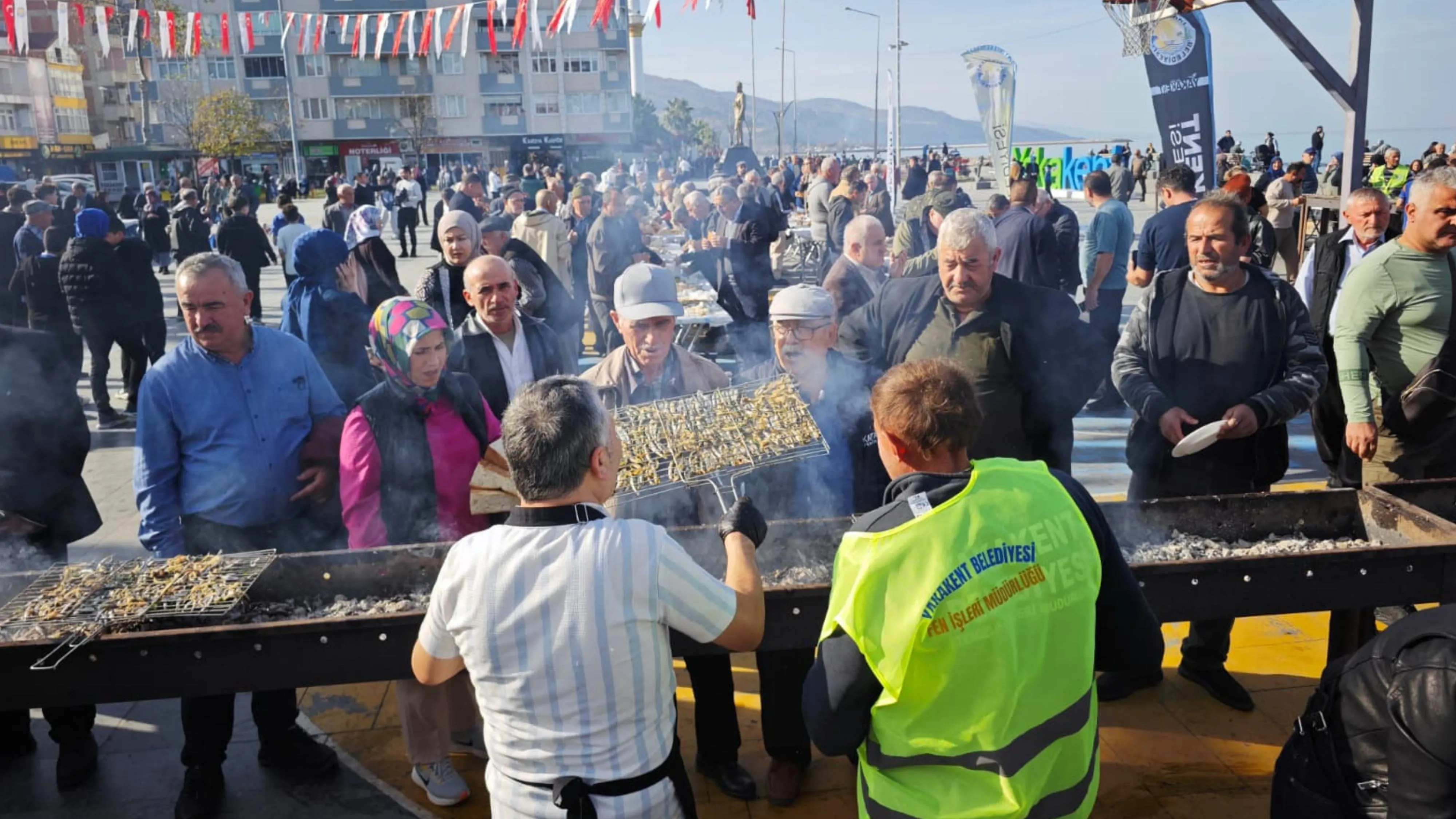 Düzenlenen festivalde 3 ton hamsi 2 saatte tüketildi