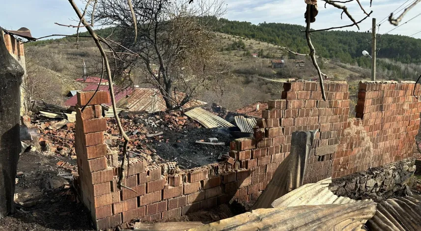 Kastamonu'da bir evde çıkan yangında bir kişi öldü