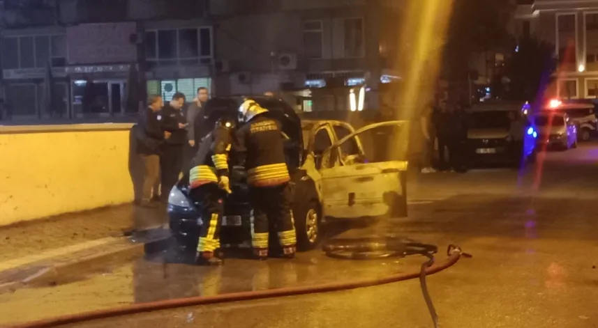 Samsun’da park halindeki otomobilde çıkan yangın korkuttu
