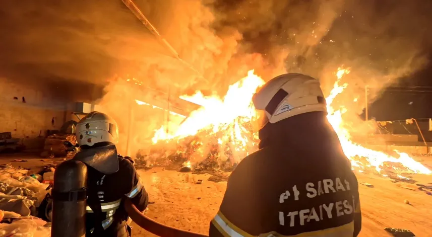 Aksaray’da alevli gece: Geri dönüşüm tesisi alev alev yandı