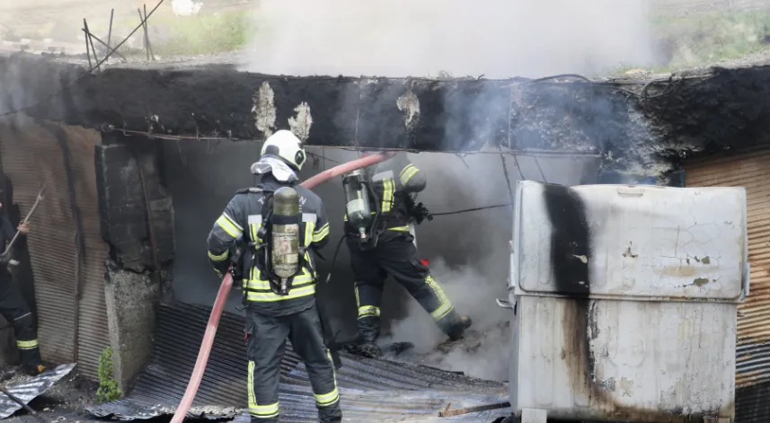 Trabzon'da hurda deposunda çıkan yangın söndürüldü