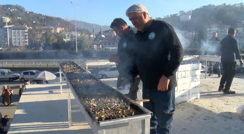 Rize'deki festivalde 2 ton hamsi 2 saatte tüketildi