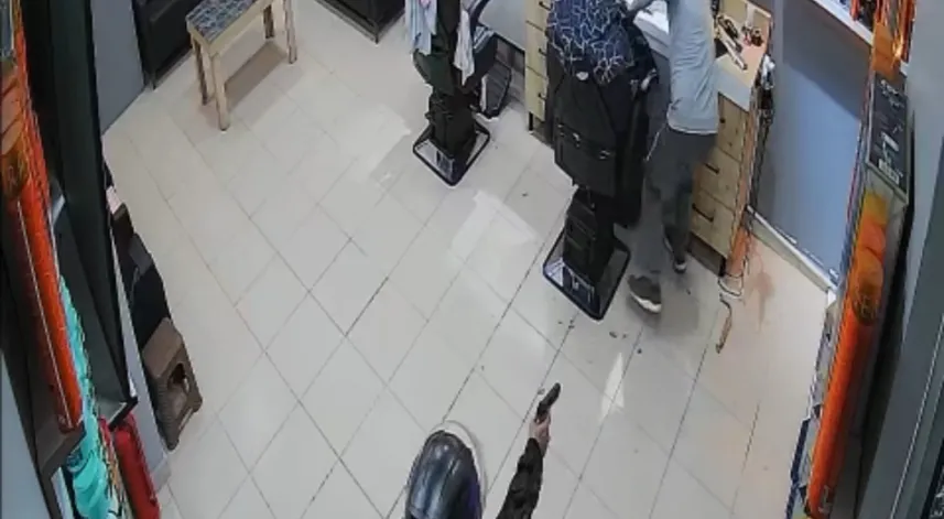 Dükkana giren motosikletli saldırganın berbere ateş ettiği anlar kamerada