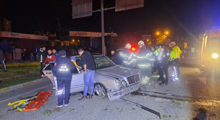 Polisten kaçarken otomobili ile kaza yaptı; 2 yaralı