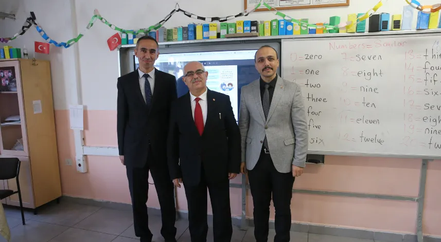 Sınıf öğretmeni meslektaşı olan eski öğrencisiyle aynı okulda görev yapıyor