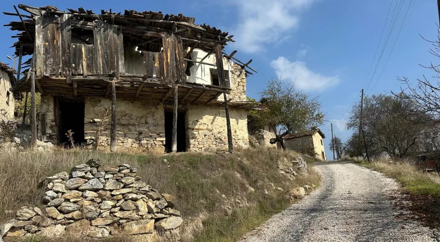 450 yıllık köy hayalet köye dönüştü...Köyde sadece 4 kişi yaşıyor