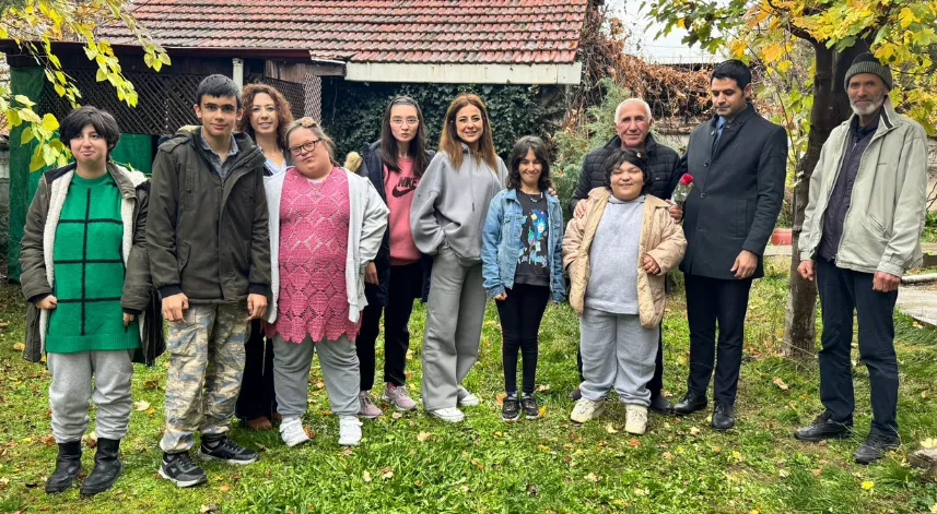 Özel gereksinimli öğrenciler, emekli öğretmenlerinin 24 Kasım Öğretmenler Günü’nü kutladı