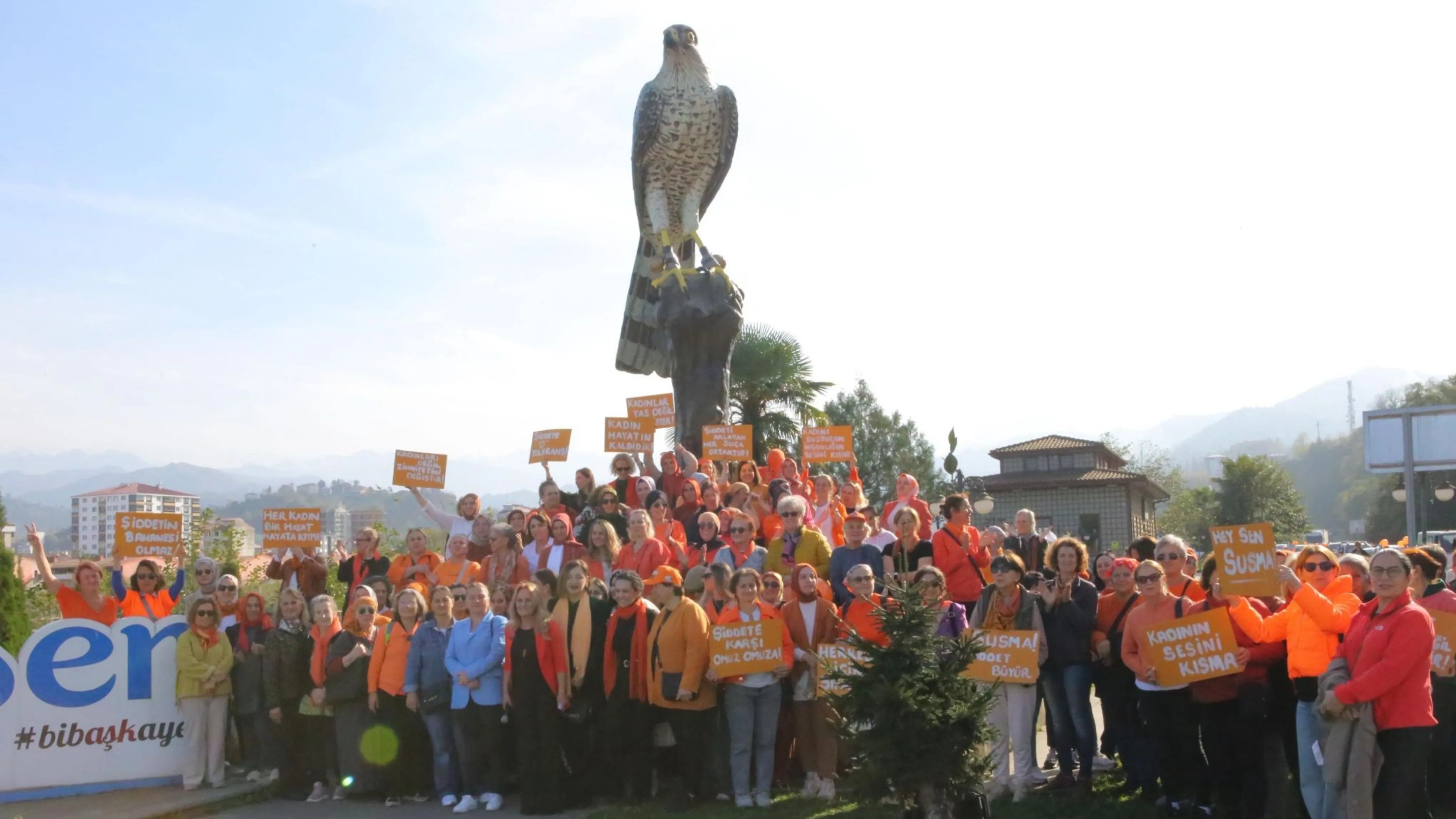 Rize'de 25 Kasım konvoyu; şiddete karşı direksiyon başına geçtiler