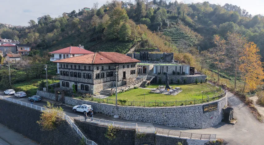 Annesinin hatırasını müzeye dönüştürdüğü konakta yaşatıyor