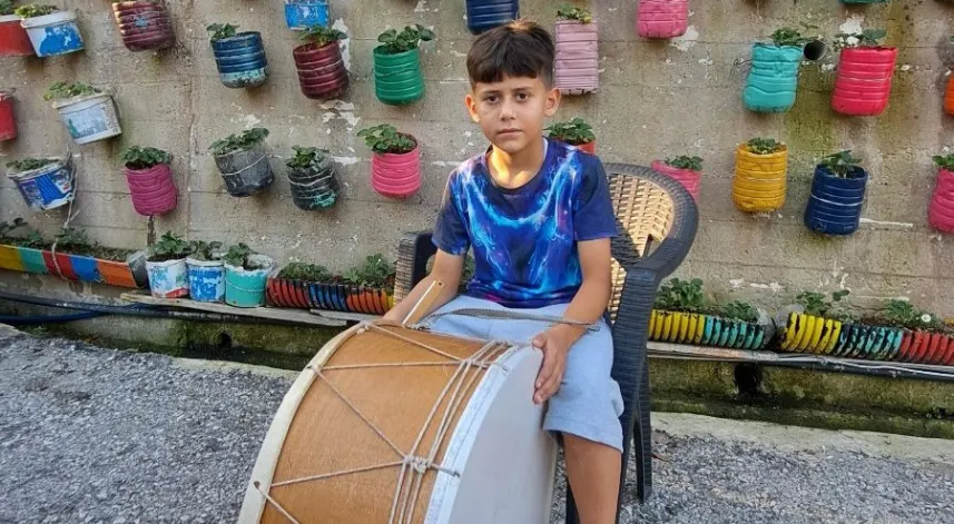 9 yaşındaki Eymen, düğünlerde davul çalıyor