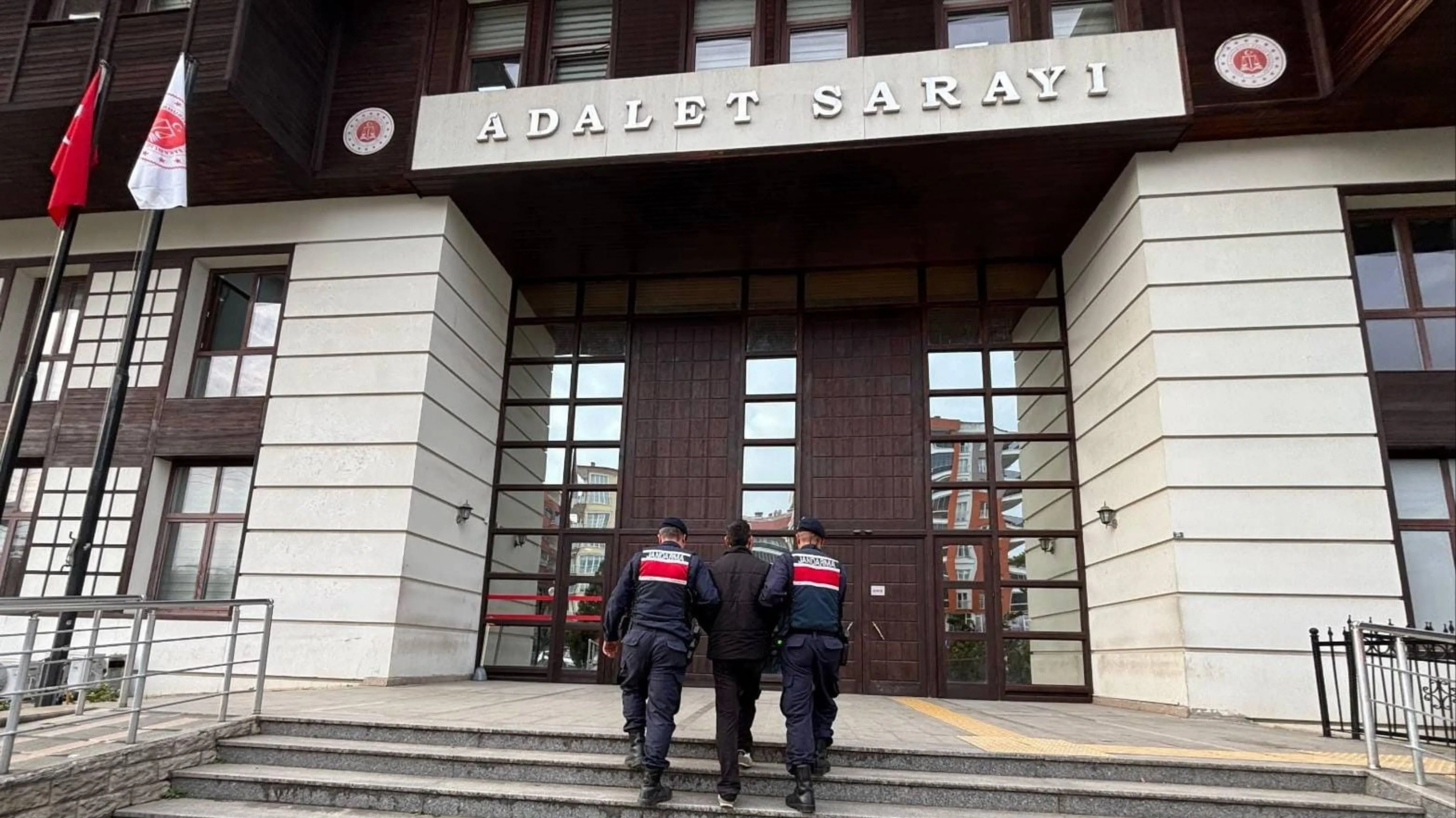 Rize'de 15 yıl kesinleşmiş cezası bulunan firari hükümlü yakalandı