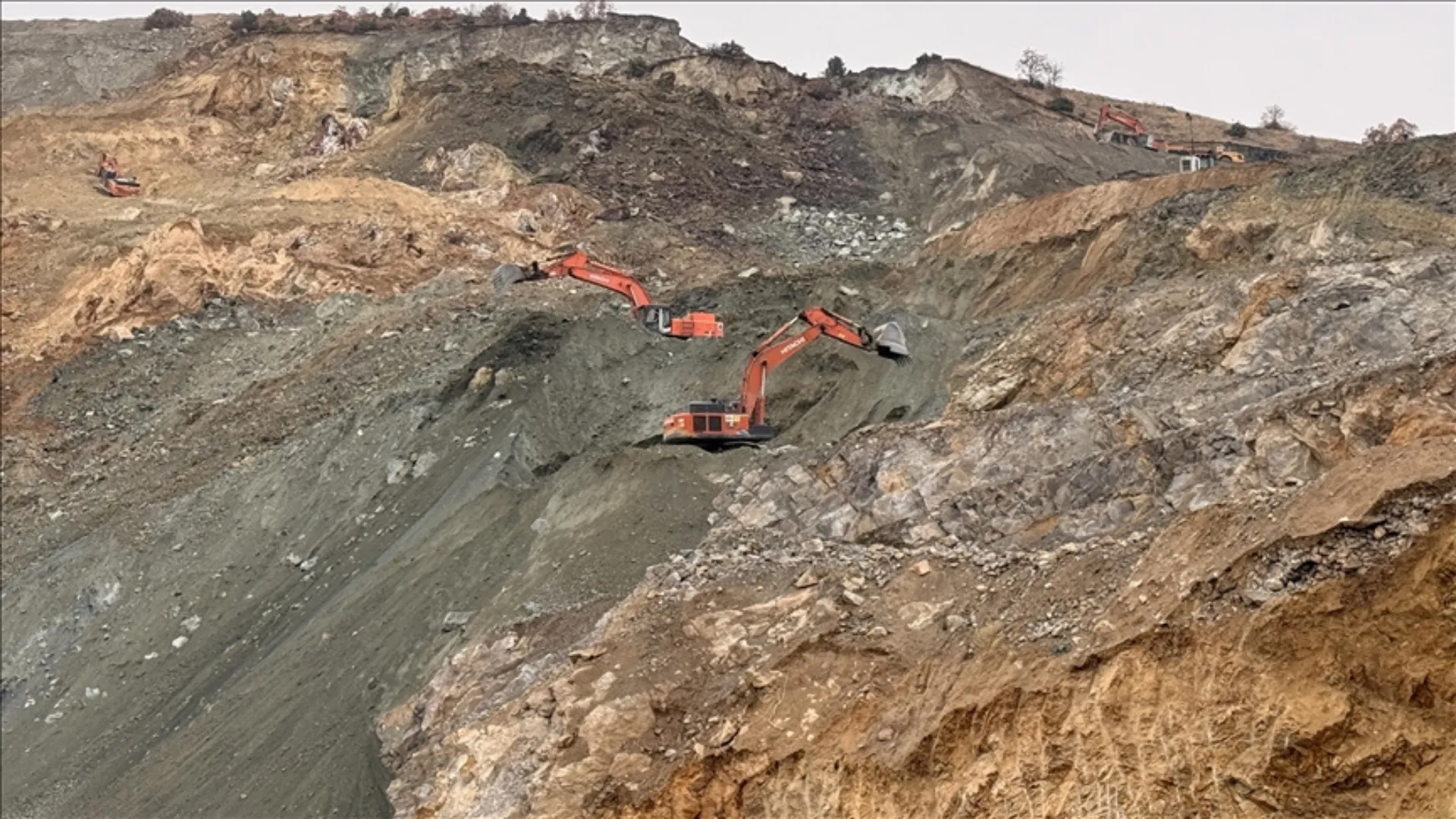 Sivas'ta maden ocağında göçük altında kalan şantiye müdürünü arama çalışmaları sürüyor