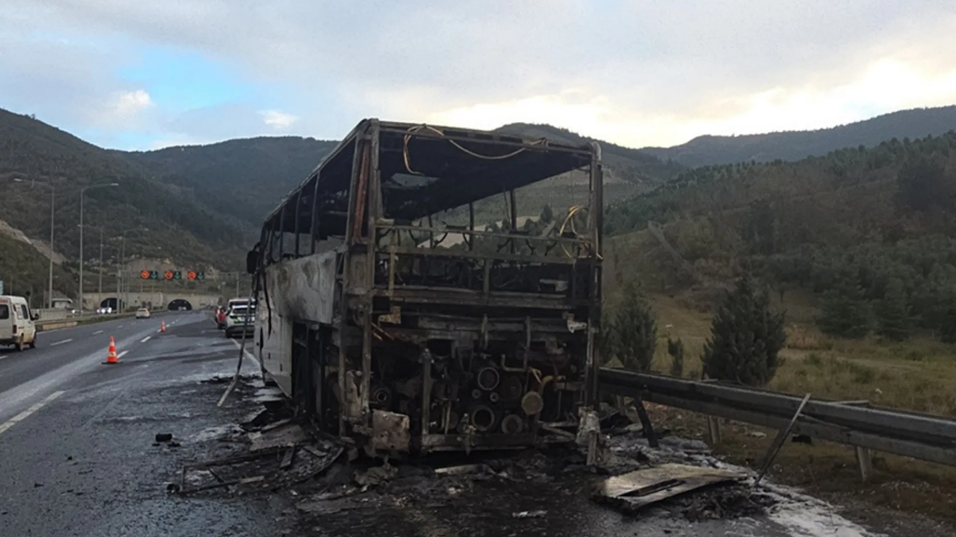 İstanbul-İzmir Otoyolu'nda yanan otobüs kullanılamaz hale geldi