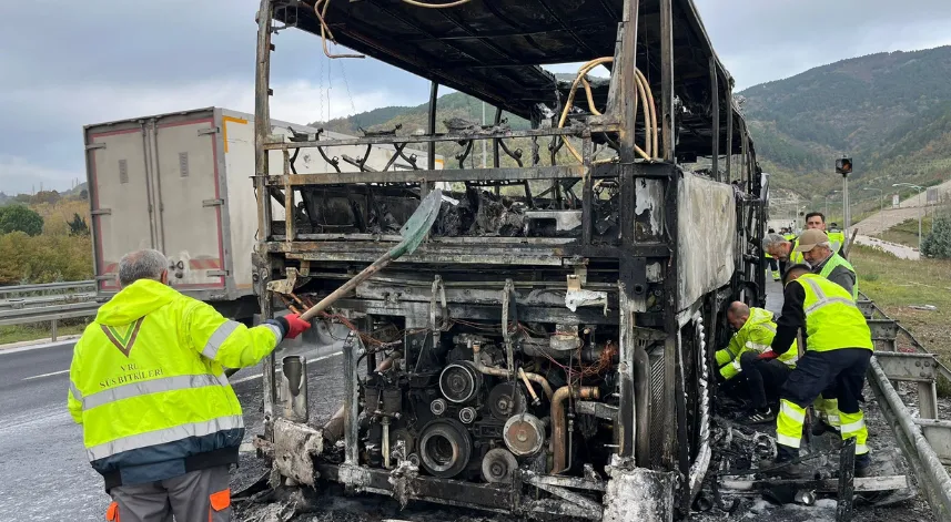 Ortaokul öğrencilerini taşıyan otobüs alevlere teslim oldu