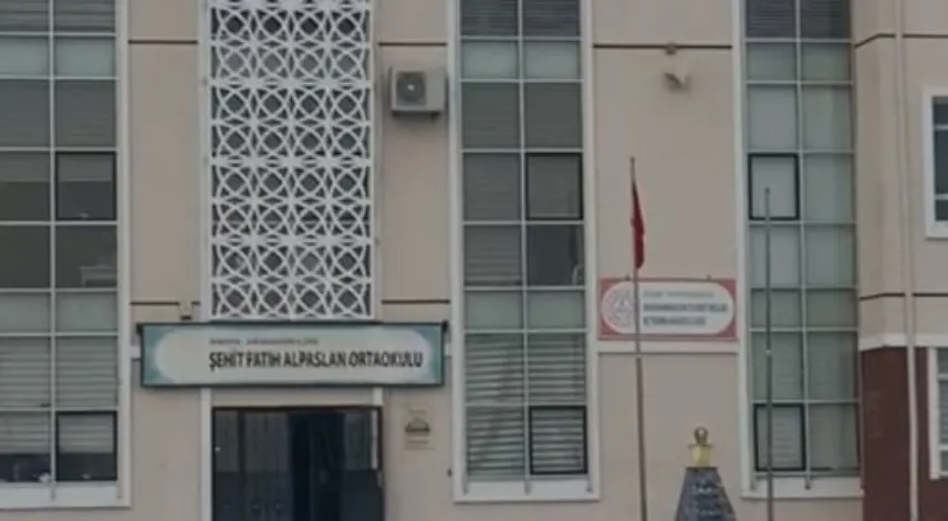 Ankara’da 10 öğrenci zehirlendikleri şüphesiyle hastaneye kaldırıldı