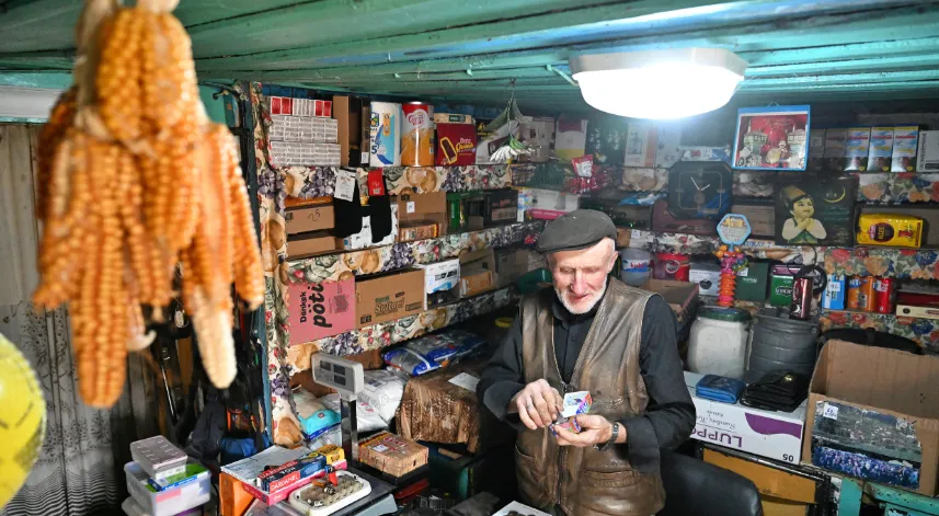 Trabzon'un 2 bin rakımlı yaylasında yarım asırdır bakkal kültürünü sürdürüyor