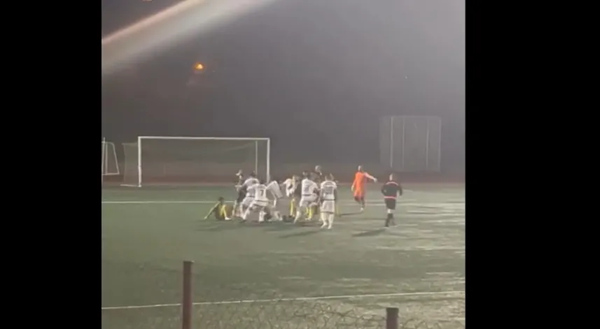 Amatör maçta futbolcular tekme tokat birbirine girdi