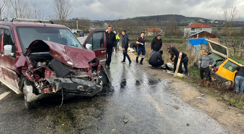 Hafif ticari araç ile otomobil çarpıştı: 2’si çocuk, 6 yaralı