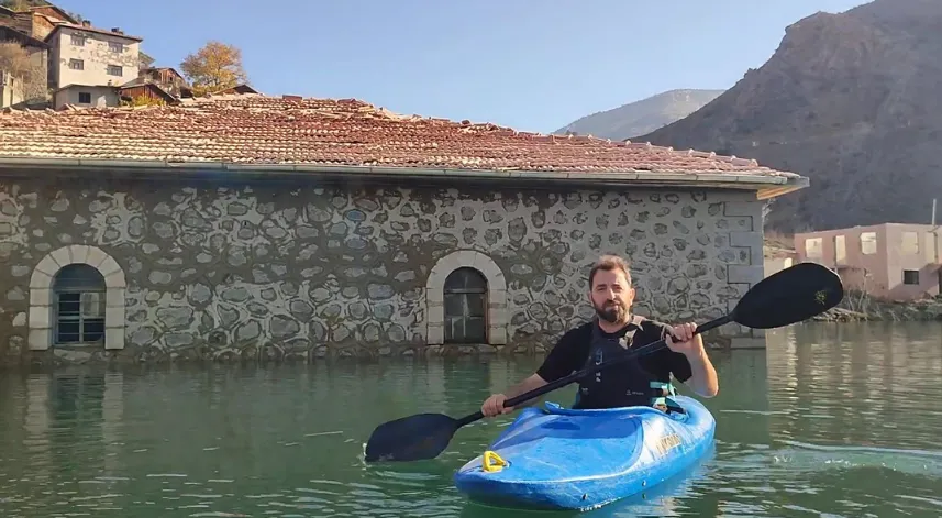 Baraj sularına gömülen camiye kanoyla ziyaret