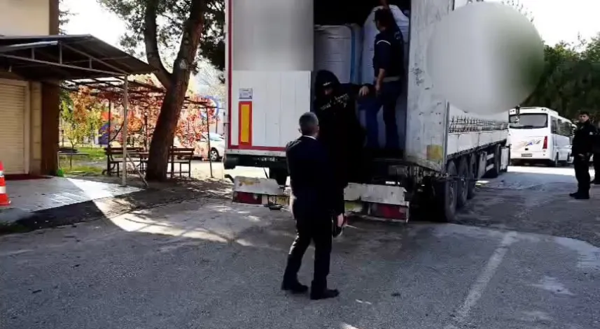Amasya’da plastik ham madde yüklü TIR’dan 13 kaçak göçmen çıktı