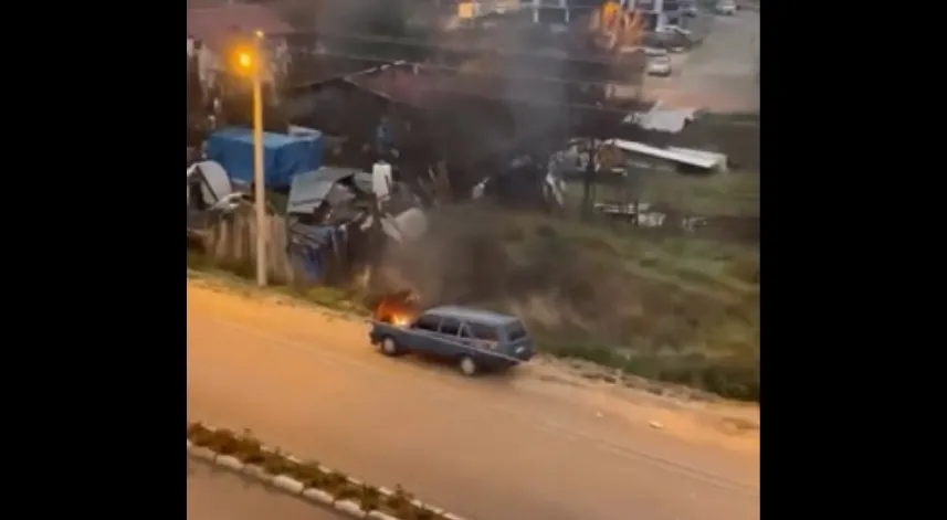 Motorundan tutuşan otomobili kovayla taşıdığı suyla söndürdü