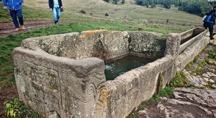Doğa yürüyüşünde, su oluğu olarak kullanılan lahit buldular