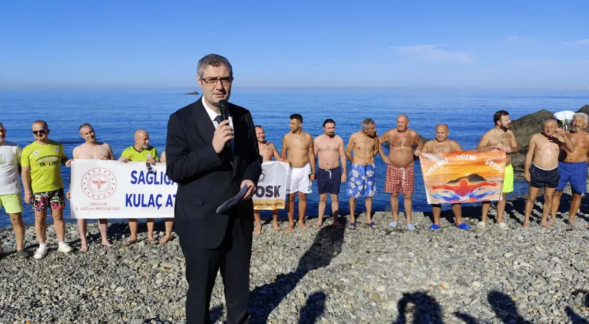 Giresun’da ‘Sağlığa Kulaç At’ etkinliğinde denizde yüzdüler