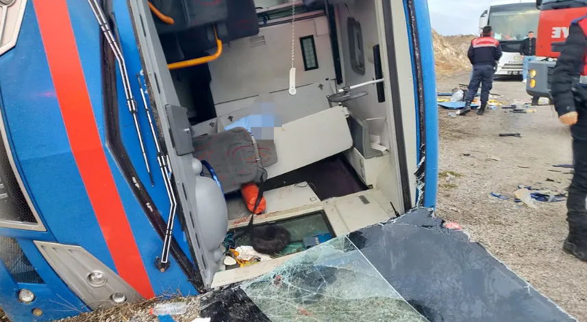 Cezaevi nakil aracı devrildi, 7 jandarma ve 2 Adalet Bakanlığı personeli yaralandı