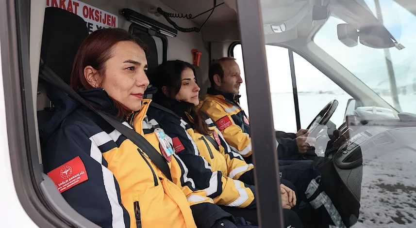 Karlı yollarda kadın paramedikler hayat kurtarmak için zamanla yarışıyor